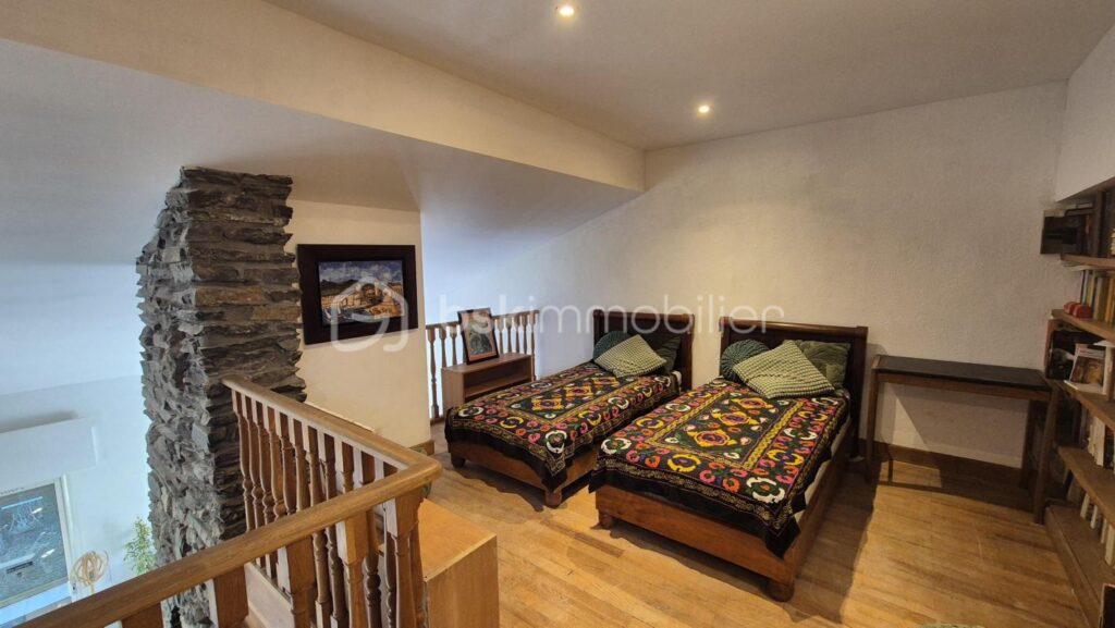 A VENDRE MAISON DE CARACTERE DE 278M² SUR TERRAIN DE 1562M² DONT UNE PARTIE CONSTRUCTIBLE A CERET – CENTRE VILLE – PROCHE DE TOUS LES COMMERCES ET DES ECOLES A PIED – AUCU VIS A VIS – PROCHE DU STADE – 11 pièces – 6 chambres – 278 m²