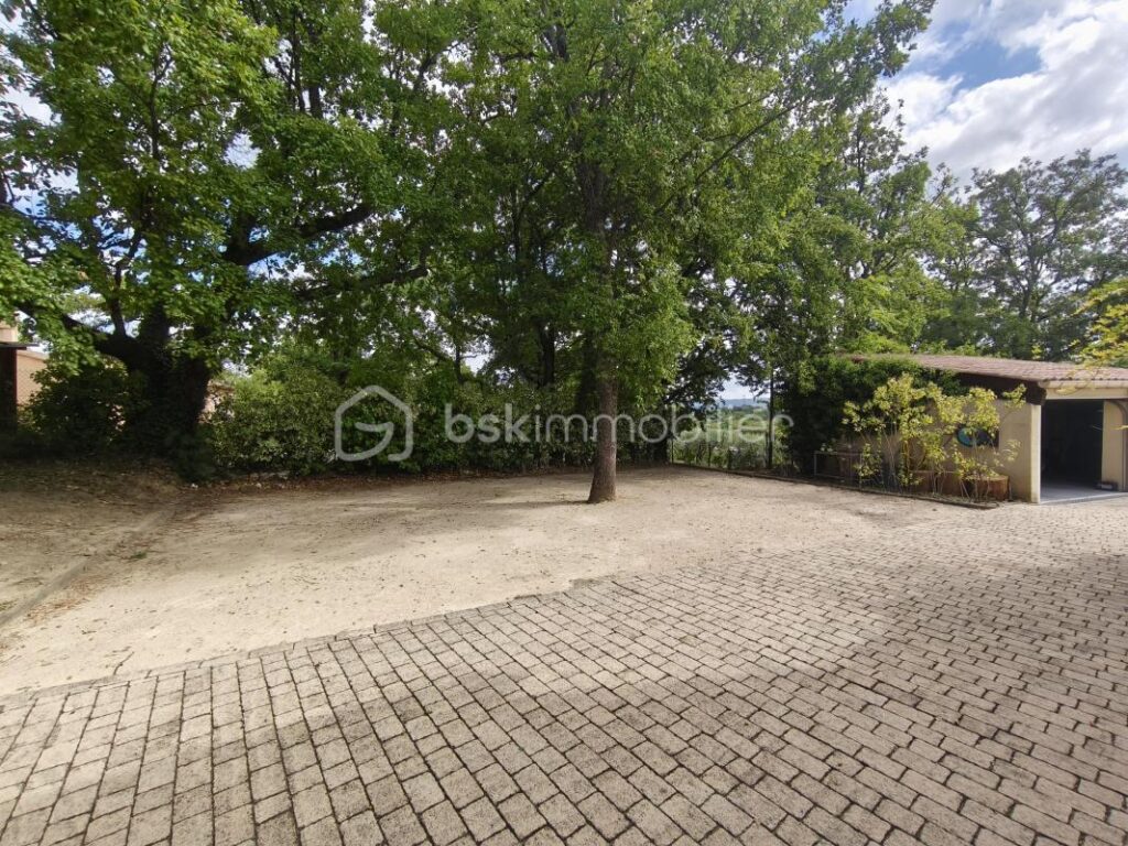 Maison 230 m² 3 appartements , 1 T4, 1 T2, 1 studio sur 3500 m² de terrain – 8 pièces – 5 chambres – 250 m²