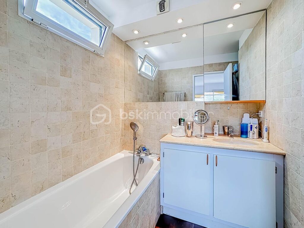*** Magnifique Appartement T3 de standing Dernier étage Vue Mer Piscine à Port Camargue *** – 3 pièces – 2 chambres – 70 m²