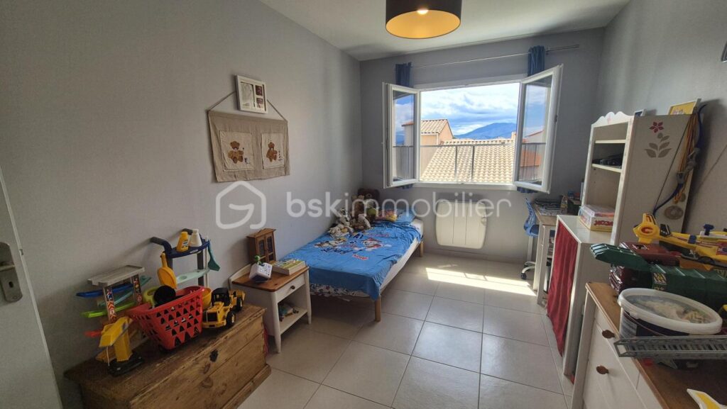 A VENDRE VILLA DEUX FACES TRAVERSANTE DE 94M² SUR TERRAIN DE 214M² A LATOUR BAS ELNE – TROIS CHAMBRES – DEUX PIECES D EAU – DEUX TOILETTES – GARAGE TRAVERSANT – 5 pièces – 3 chambres – 87 m²