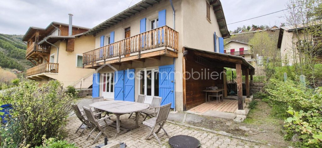 🏡🏔️ MAISON AVEC STUDIO INDÉPENDANT – VILLAGE D’ALLOS – VUE MONTAGNES – 6 pièces – 3 chambres – 108 m²