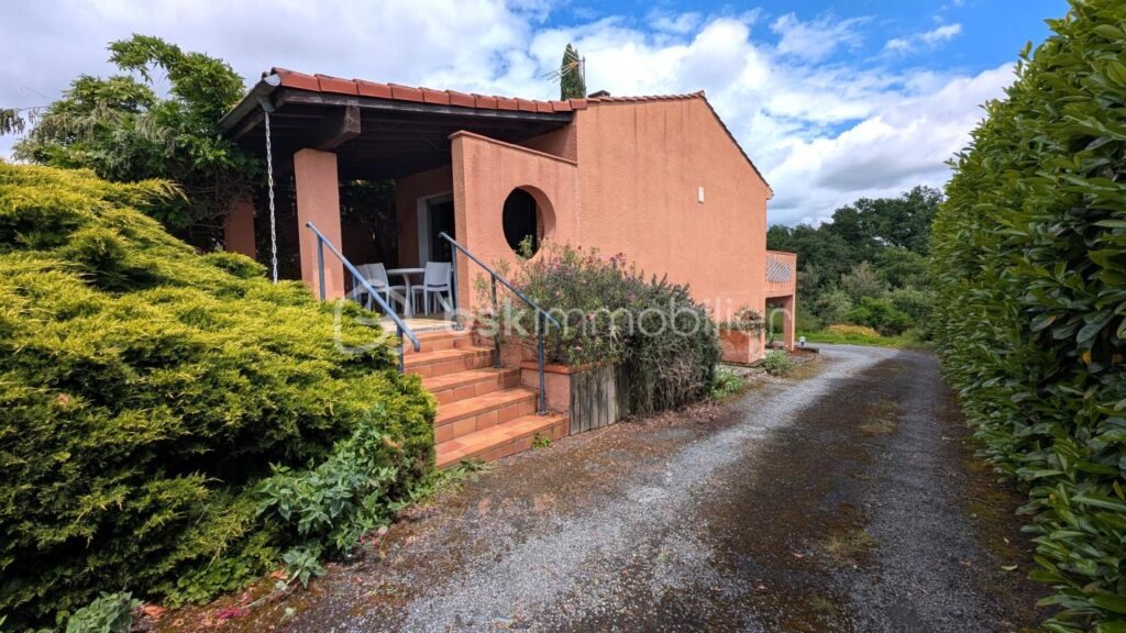 Maison familiale sans vis-à-vis avec piscine sur 2 000 m² de terrain – 6 pièces – 5 chambres – 160 m²