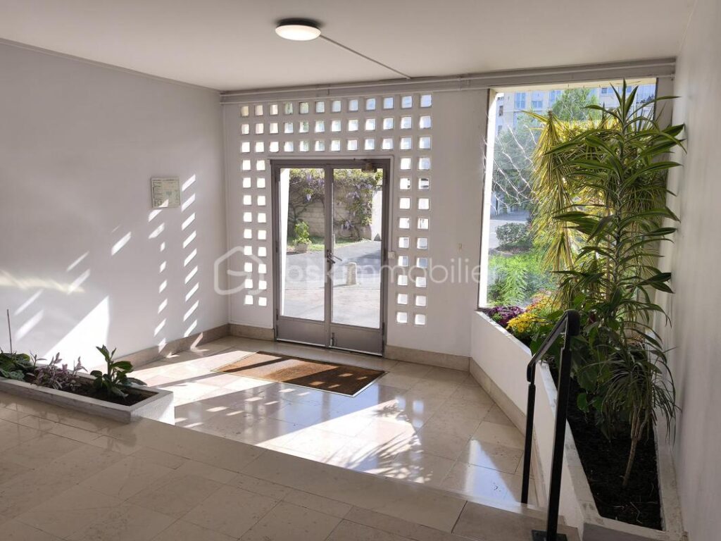 3 pièces lumineux au dernier étage avec vue dégagée et balcon – 3 pièces – 2 chambres – 52 m²