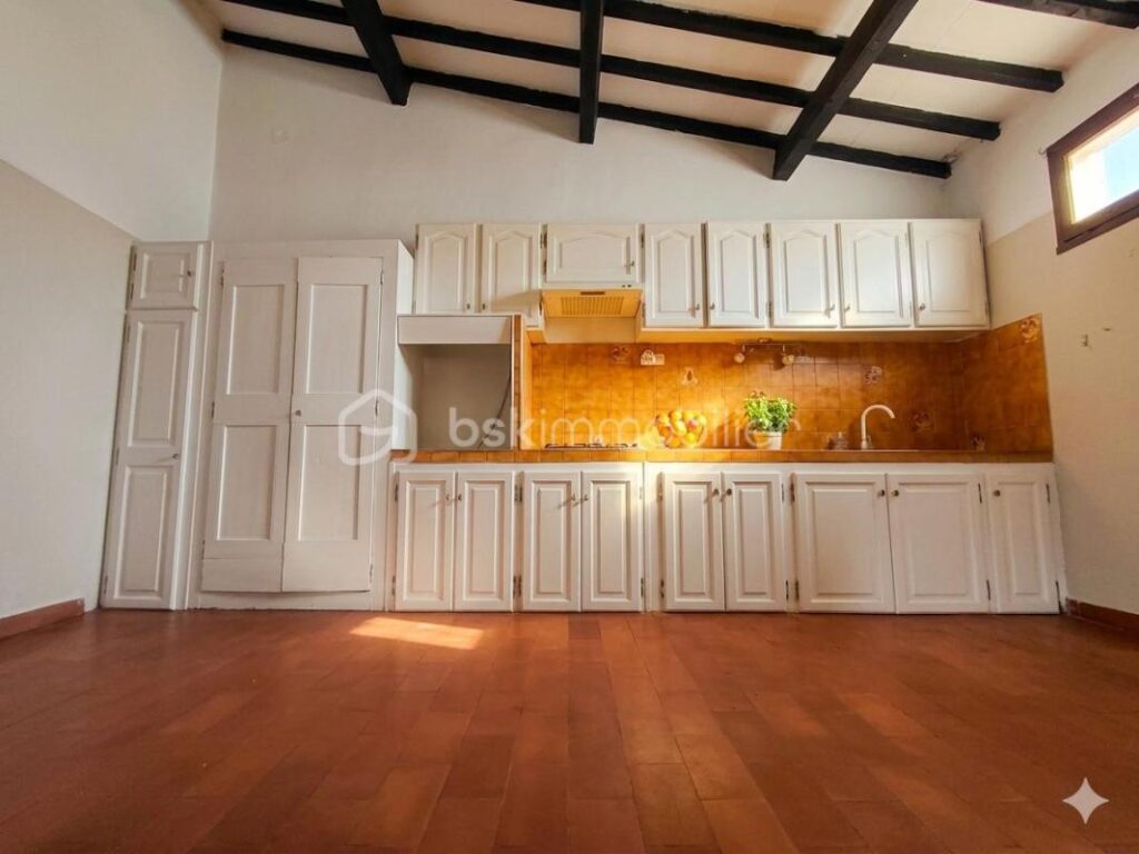 🏡 **Maison de village pleine de charme au cœur de Sault – 156 m² env. avec fort potentiel !** 🏡 – 6 pièces – 5 chambres – 156 m²