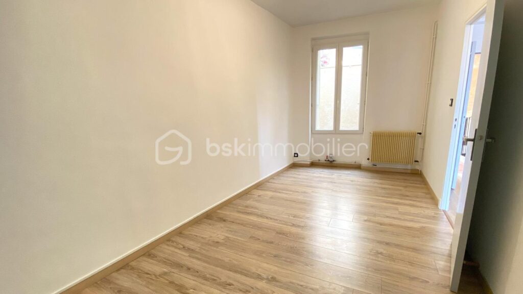 Appartement T4 rénové – 78 m² – Dernier étage – Proximité immédiate centre-ville Saint-Affrique – 4 pièces – 3 chambres – 78 m²