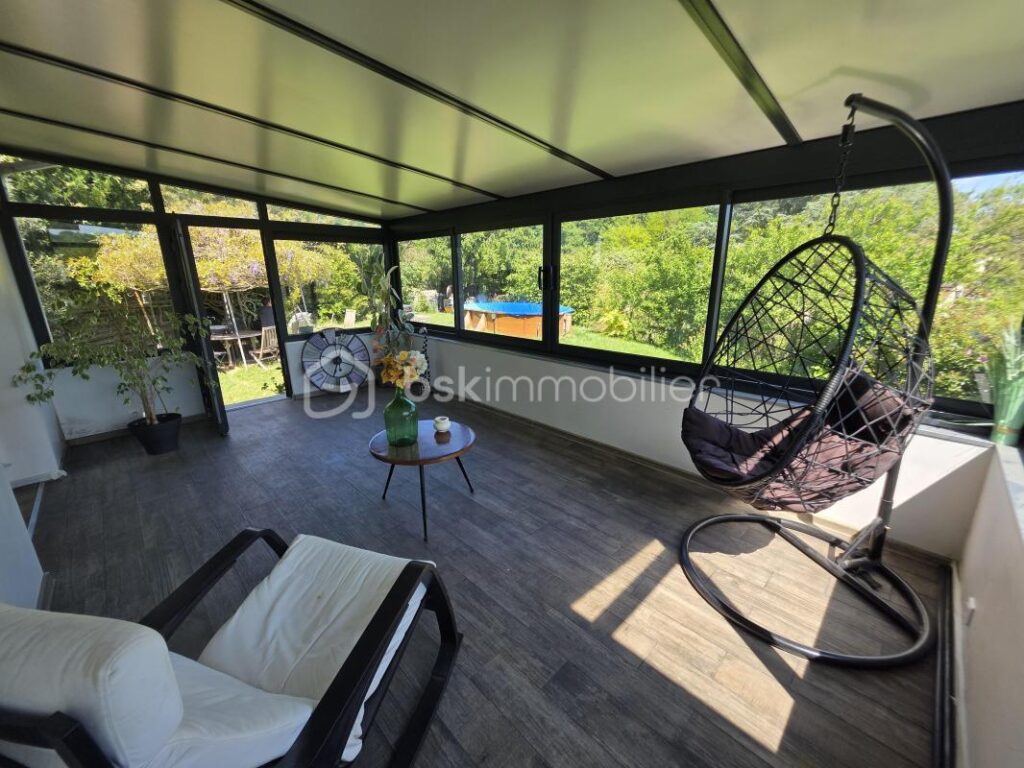 Pavillon de plain pied avec sous sol – 4 pièces – 2 chambres – 90 m²