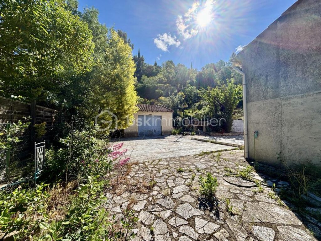 Maison familiale avec piscine et dépendance sur 1000m2 de terrain – 6 pièces – 4 chambres – 160 m²