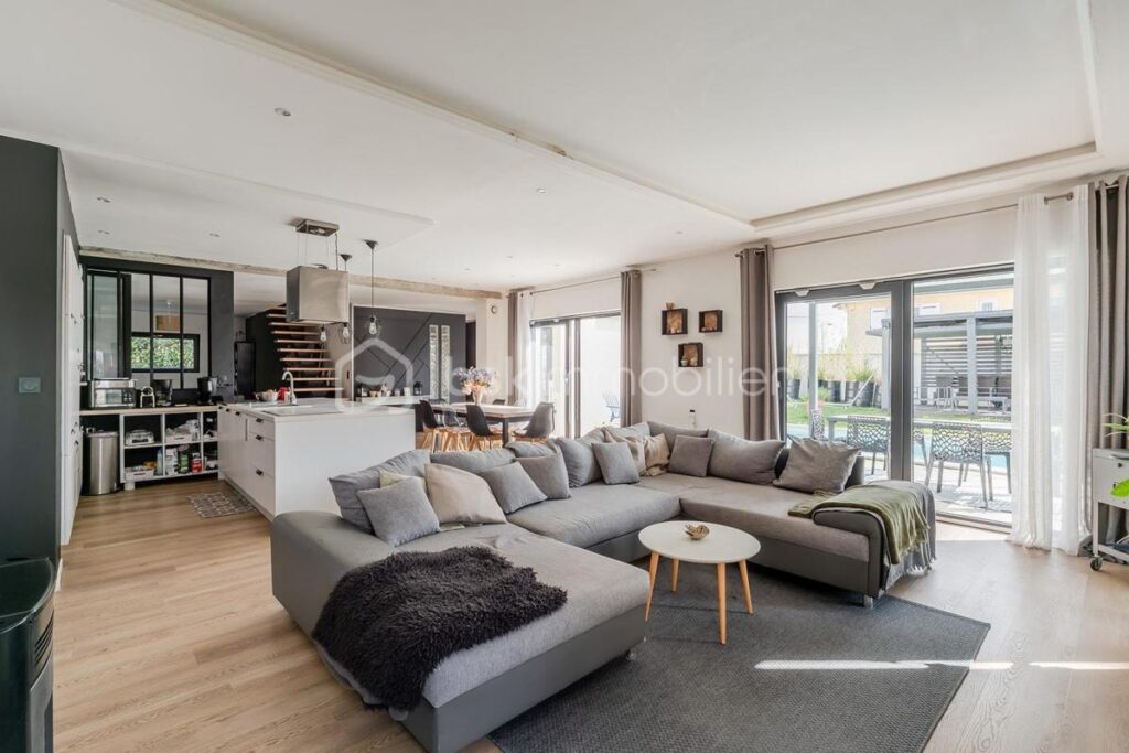 MAISON MODERNE QUASI AUTONOME AVEC PIECE DE VIE 80m2 – 5 pièces – 3 chambres – 163 m²