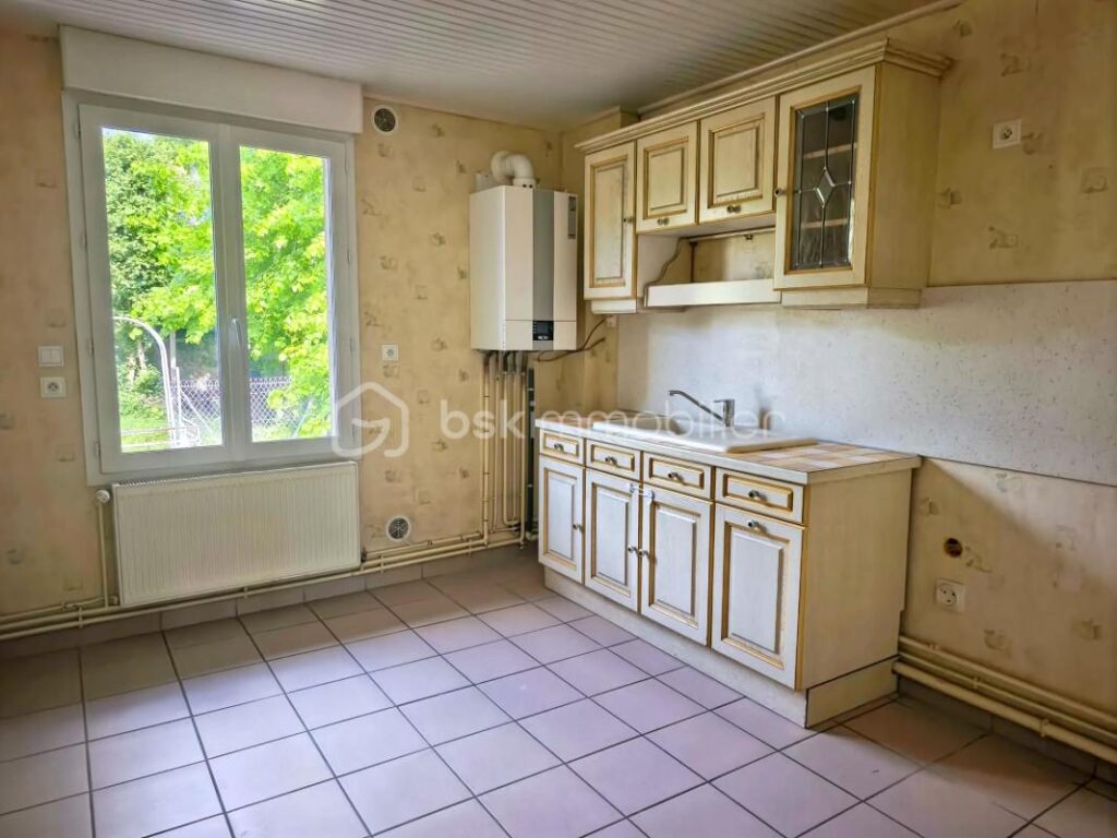 IMMEUBLE DE RAPPORT – 2 APPARTEMENTS – GARAGE – TERRAIN – NOIRÉTABLE – 6 pièces – NR chambres – 136 m²