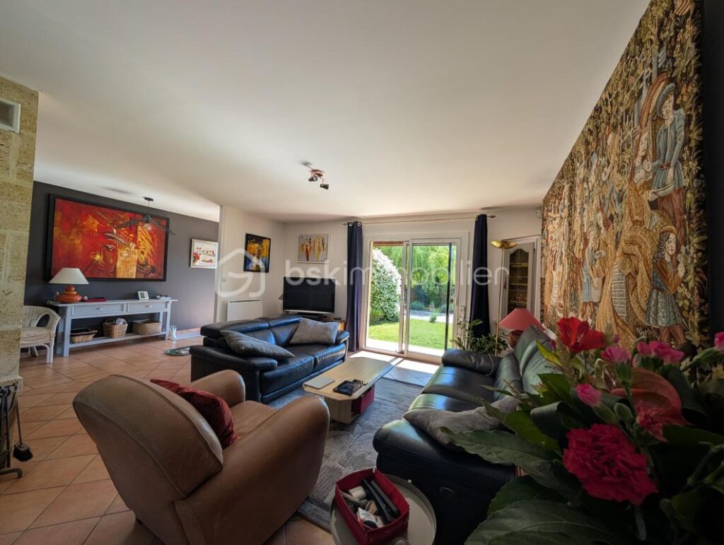 Maison traditionnelle de 151m2 avec parc arboré de 3653m2 au calme, 5 chambres, Pugnac – 7 pièces – 5 chambres – 151 m²