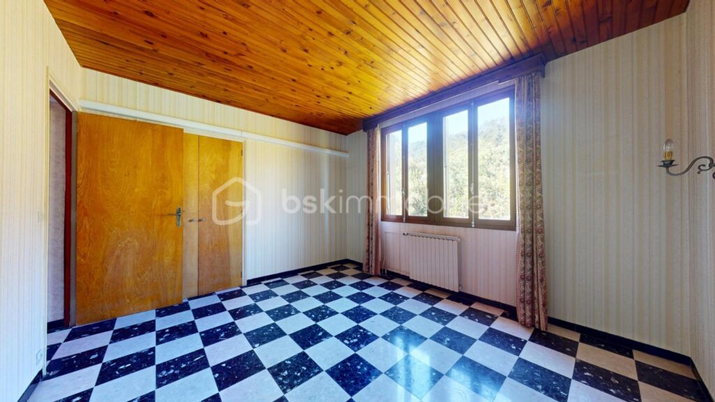 Grande maison divisée en deux logements ou logement + activité pro – 7 pièces – 6 chambres – 187 m²