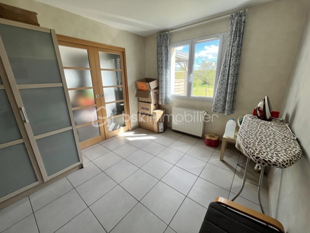 Magnifique maison familiale contemporaine en lisière de la Forêt des Bertranges avec double carport et garage – 7 pièces – 5 chambres – 180 m²
