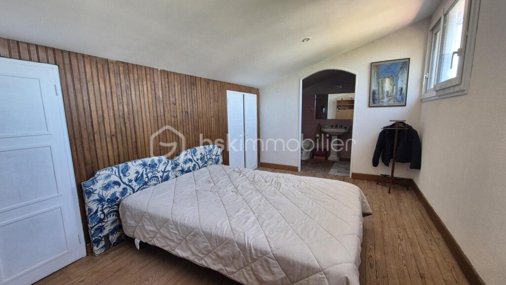 A VENDRE MAISON DE CARACTERE DE 278M² SUR TERRAIN DE 1562M² DONT UNE PARTIE CONSTRUCTIBLE A CERET – CENTRE VILLE – PROCHE DE TOUS LES COMMERCES ET DES ECOLES A PIED – AUCU VIS A VIS – PROCHE DU STADE – 11 pièces – 6 chambres – 278 m²