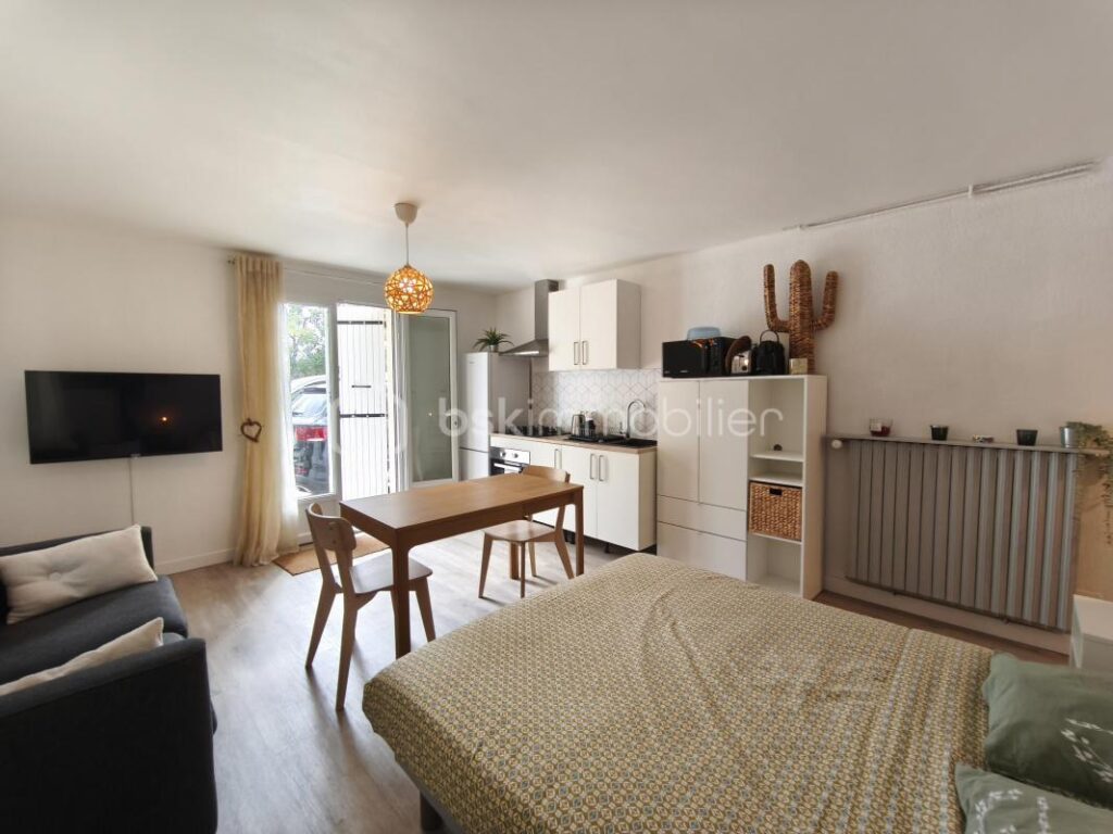 Maison 230 m² 3 appartements , 1 T4, 1 T2, 1 studio sur 3500 m² de terrain – 8 pièces – 5 chambres – 250 m²