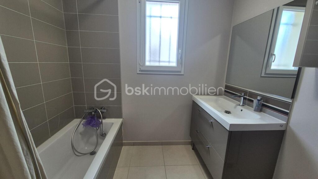 A VENDRE VILLA DEUX FACES TRAVERSANTE DE 94M² SUR TERRAIN DE 214M² A LATOUR BAS ELNE – TROIS CHAMBRES – DEUX PIECES D EAU – DEUX TOILETTES – GARAGE TRAVERSANT – 5 pièces – 3 chambres – 87 m²