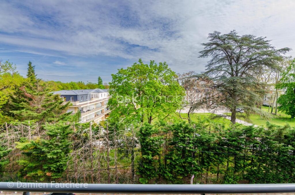 Appartement F2 lumineux – 2014 – Dernier étage avec balcon et parking sécurisé – 2 pièces – 1 chambre – 41 m²