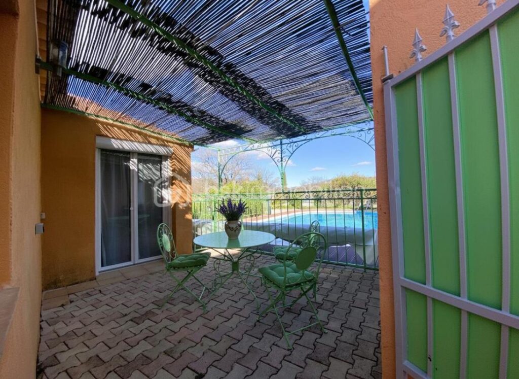 Maison de plain-pied prête à vivre avec piscine, garage et vue ouverte sur le Luberon sur terrain plat et clôturé de 1549 m² – 7 pièces – 4 chambres – 150 m²