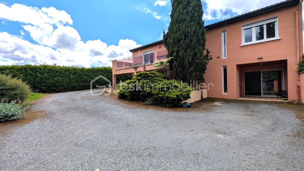 Maison familiale sans vis-à-vis avec piscine sur 2 000 m² de terrain – 6 pièces – 5 chambres – 160 m²