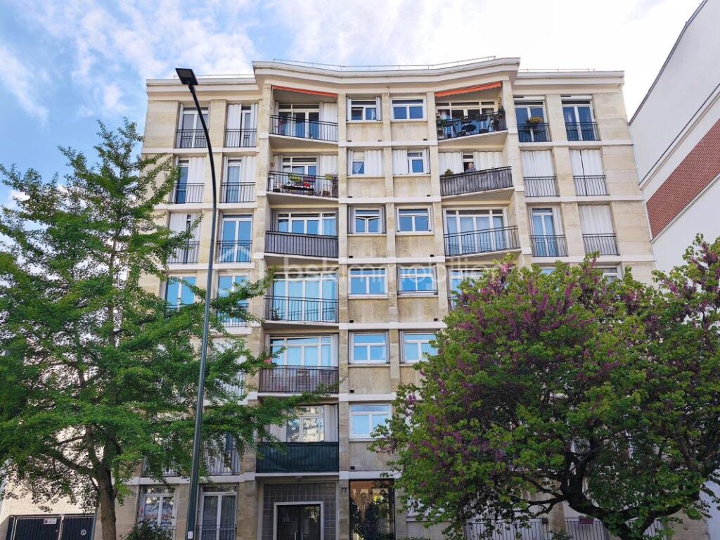 3 pièces lumineux au dernier étage avec vue dégagée et balcon – 3 pièces – 2 chambres – 52 m²