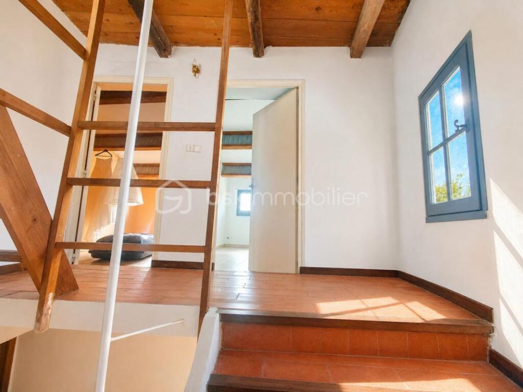 🏡 **Maison de village pleine de charme au cœur de Sault – 156 m² env. avec fort potentiel !** 🏡 – 6 pièces – 5 chambres – 156 m²