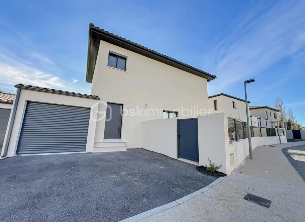 *** VILLA CONTEMPORAINE DE 130M2 AVEC GARAGE ET PISCINE – ARPAILLARGUES ET AUREILLAC *** – 5 pièces – 4 chambres – 120 m²