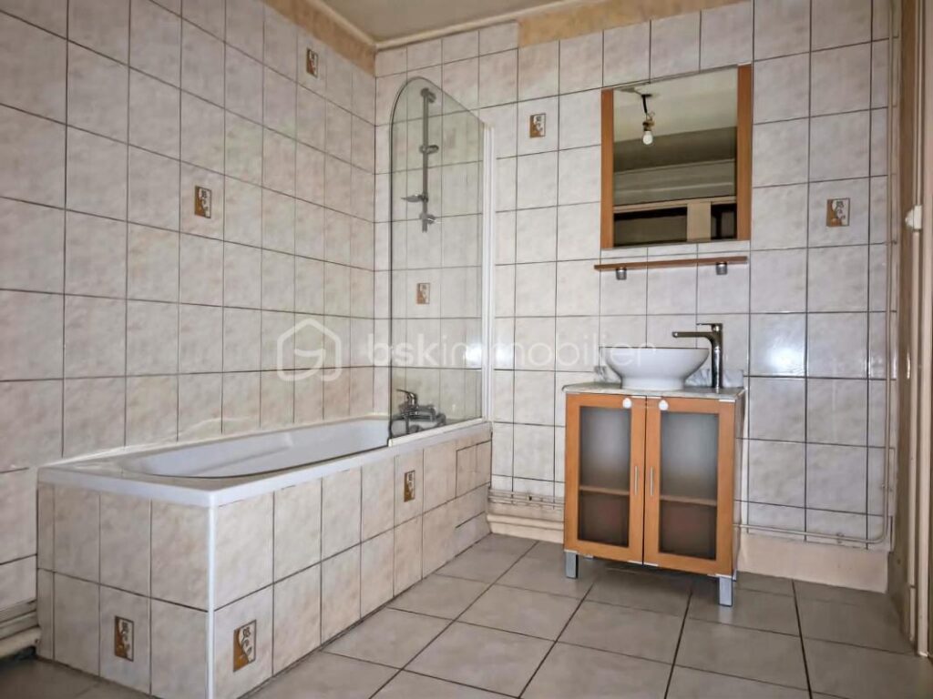 IMMEUBLE DE RAPPORT – 2 APPARTEMENTS – GARAGE – TERRAIN – NOIRÉTABLE – 6 pièces – NR chambres – 136 m²