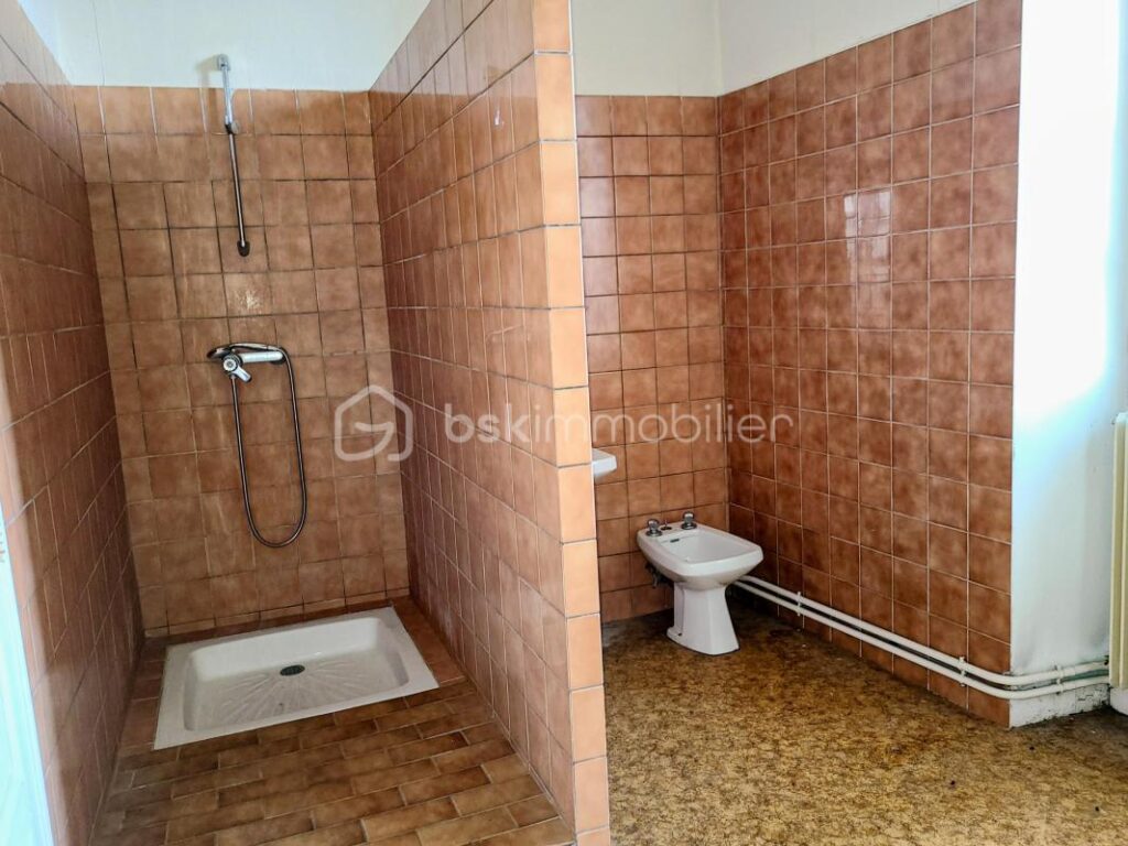 Volumes et potentiel – Maison de 240 m² avec vue dégagée sur la Garonne – 7 pièces – 4 chambres – 207 m²