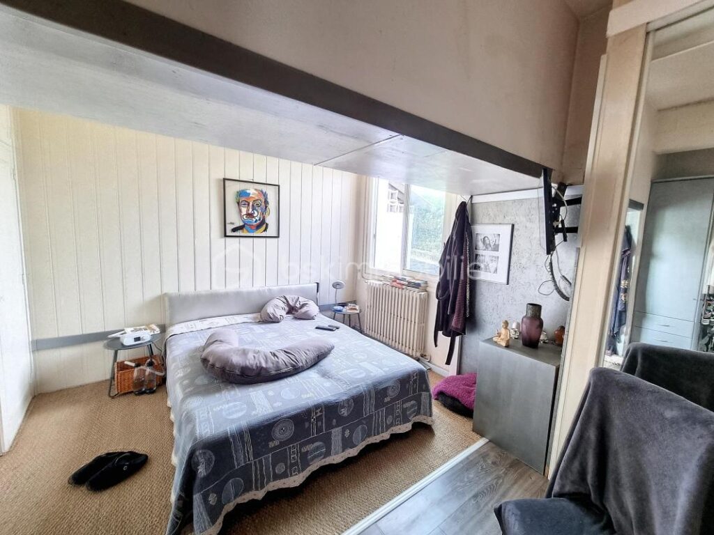 A VENDRE MAISON DE CARACTERE DE 278M² SUR TERRAIN DE 1562M² DONT UNE PARTIE CONSTRUCTIBLE A CERET – CENTRE VILLE – PROCHE DE TOUS LES COMMERCES ET DES ECOLES A PIED – AUCU VIS A VIS – PROCHE DU STADE – 11 pièces – 6 chambres – 278 m²