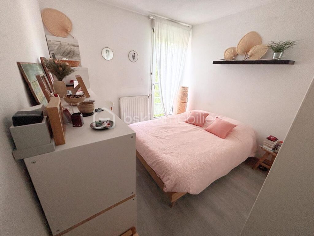 T3 traversant de 68 m² avec terrasse, balcon et parking – Hyper-centre de Bruges – 3 pièces – 2 chambres – 69 m²