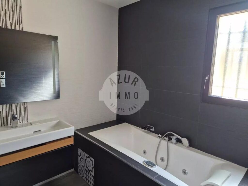 LOCATION – Villa Lascours 135m² sur 2200m² de terrain avec piscine et garage – 4 pièces – 3 chambres – 135 m²