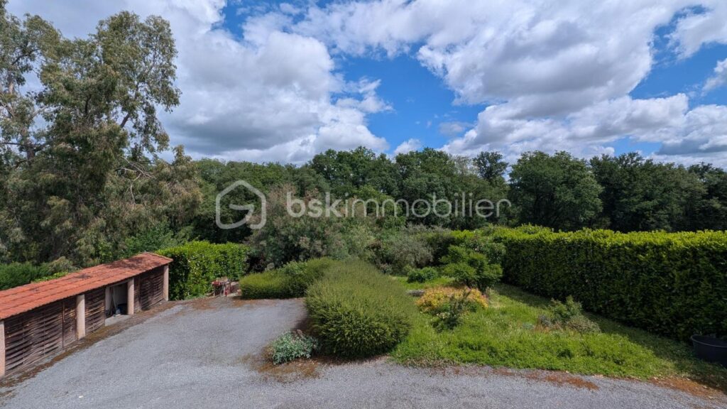 Maison familiale sans vis-à-vis avec piscine sur 2 000 m² de terrain – 6 pièces – 5 chambres – 160 m²