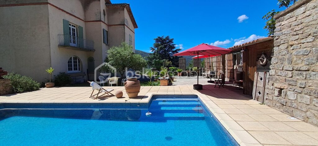Elégante demeure de charme, aux pieds ces Cévennes, avec piscine et vue dégagée – 7 pièces – 6 chambres – 230 m²