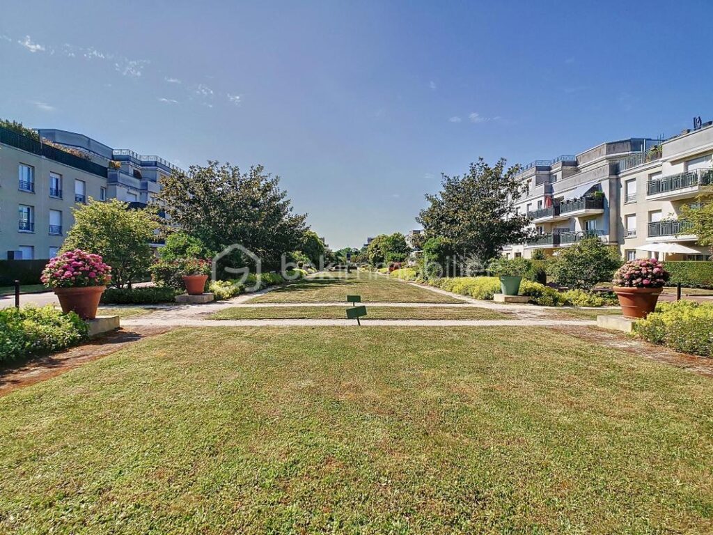 Superbe F3 au Dernier étage avec Balcon, 2 places de Parking et Cave – Quartier du Parc des Frênes – 3 pièces – 2 chambres – 62 m²