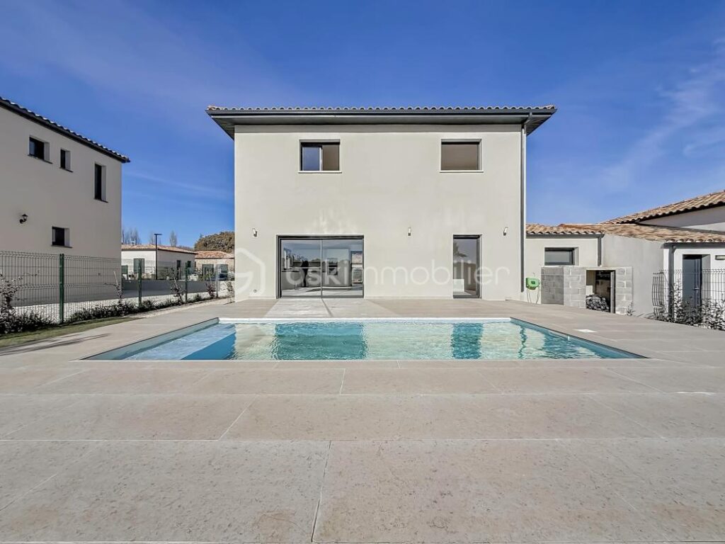 *** VILLA CONTEMPORAINE DE 130M2 AVEC GARAGE ET PISCINE – ARPAILLARGUES ET AUREILLAC *** – 5 pièces – 4 chambres – 120 m²