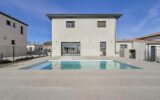 *** VILLA CONTEMPORAINE DE 130M2 AVEC GARAGE ET PISCINE – ARPAILLARGUES ET AUREILLAC *** – 5 pièces – 4 chambres – 120 m²