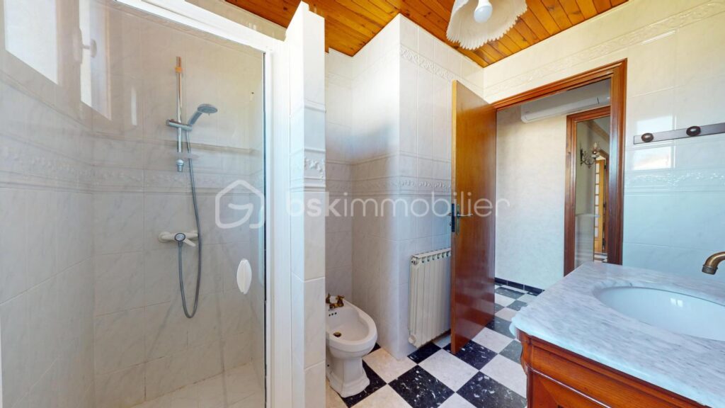 Grande maison divisée en deux logements ou logement + activité pro – 7 pièces – 6 chambres – 187 m²