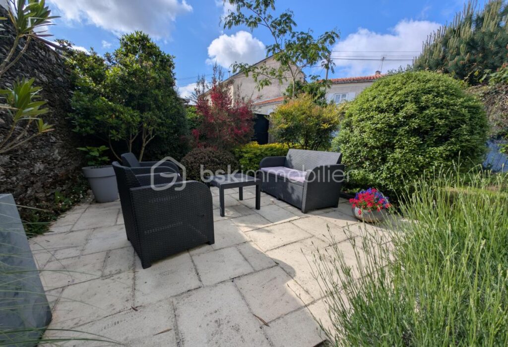 MAISON DE MAITRE RENOVEE – BORDS DE LOIRE – 7 pièces – 5 chambres – 198 m²