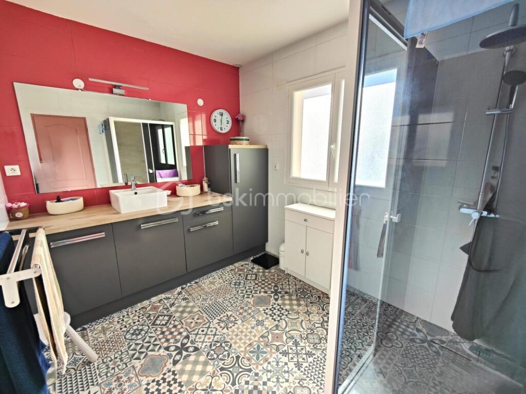 MONTREDON DES CORBIÈRES – VILLA R+1 – 120m² habitable – 3 CHAMBRES – DRESSING – CLIMATISATION RÉVERSIBLE – GARAGE – PISCINE EN DUR – VUE EXCEPTIONNELLE – 4 pièces – 3 chambres – 120 m²