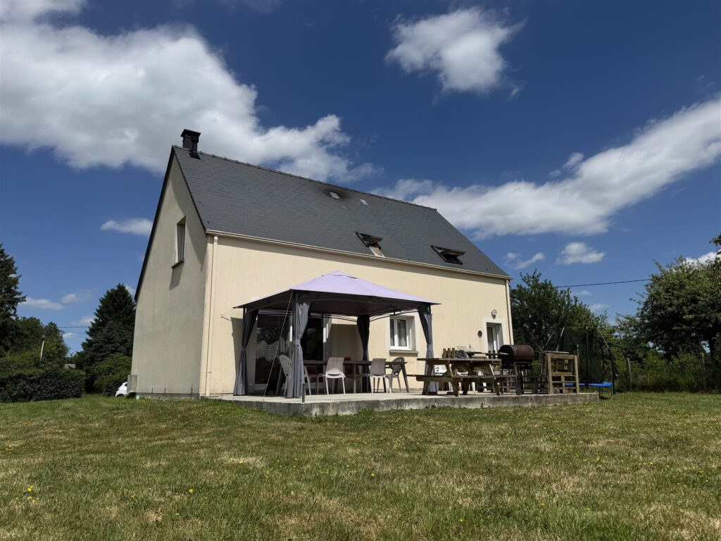 Proposée par Cazin Immobilier Située entre Vimoutiers et Gac – 6 pièces – 5 chambres – 109 m²