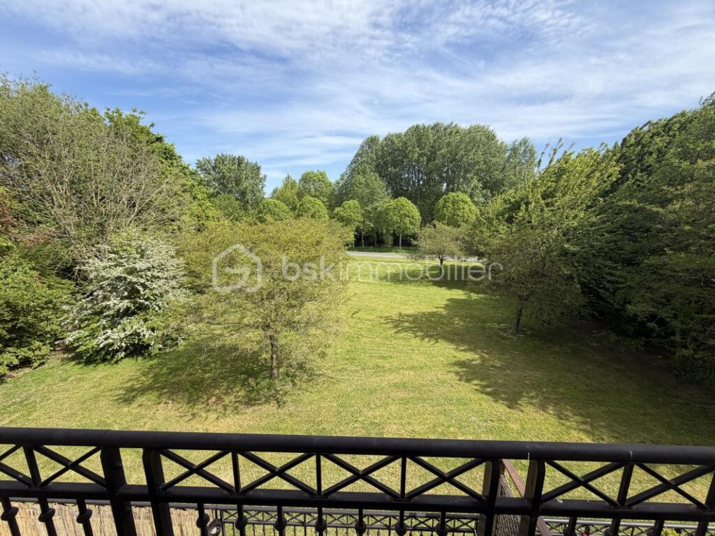 COUP DE CŒUR – DUPLEX DERNIER ÉTAGE – CENTRE MAGNY-LE-HONGRE – VUE PARC + PARKING – 3 pièces – 2 chambres – 61 m²