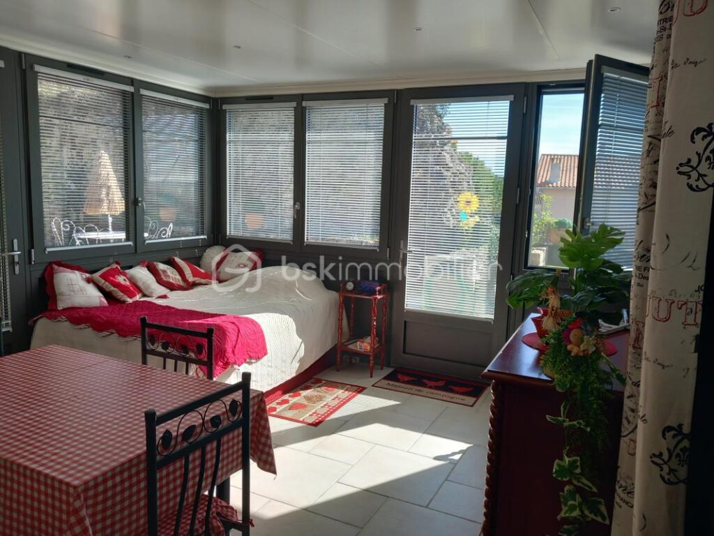PROPRIETE DE VILLAGE EN PIERRE – PROCHE NERAC- 3 CHAMBRES- MEZZANINE- JARDIN- CLOITRE – 5 pièces – 3 chambres – 181 m²
