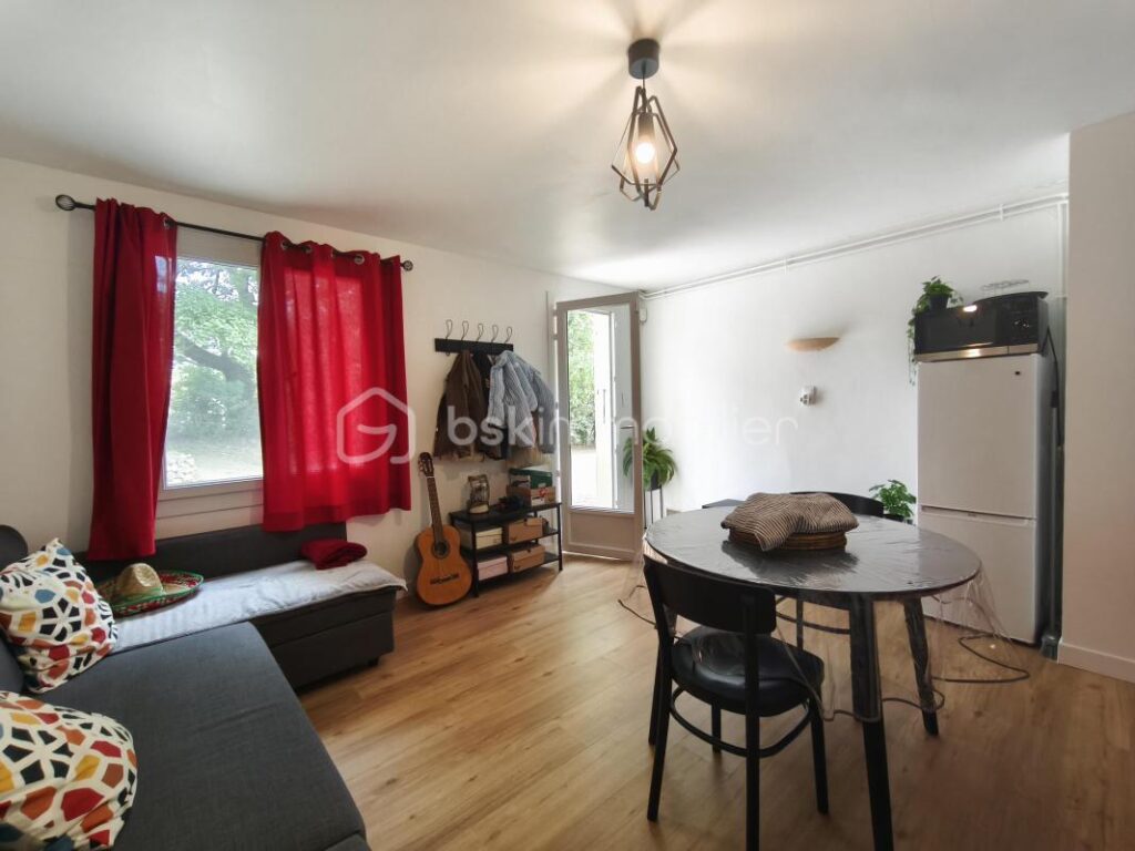 Maison 230 m² 3 appartements , 1 T4, 1 T2, 1 studio sur 3500 m² de terrain – 8 pièces – 5 chambres – 250 m²