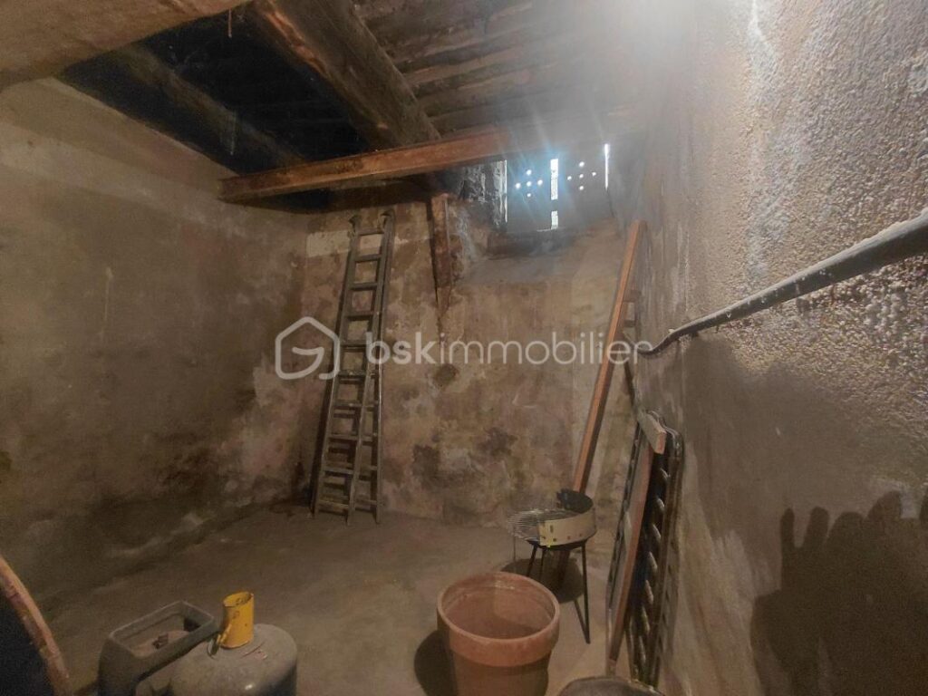 🏡 **Maison de village pleine de charme au cœur de Sault – 156 m² env. avec fort potentiel !** 🏡 – 6 pièces – 5 chambres – 156 m²