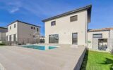 *** VILLA CONTEMPORAINE DE 130M2 AVEC GARAGE ET PISCINE – ARPAILLARGUES ET AUREILLAC *** – 5 pièces – 4 chambres – 120 m²