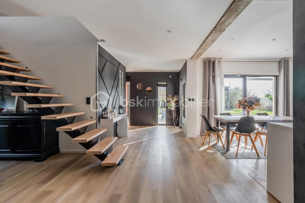 MAISON MODERNE QUASI AUTONOME AVEC PIECE DE VIE 80m2 – 5 pièces – 3 chambres – 163 m²