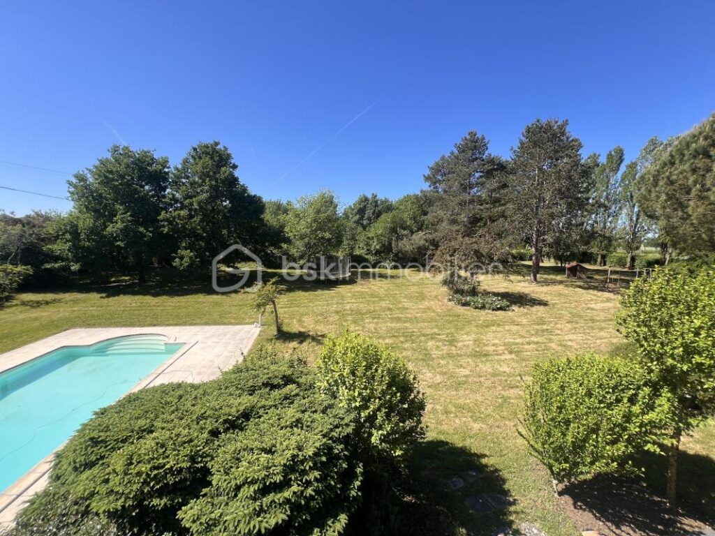 Magnifique maison 180 m2 de caractère, 5 chambres avec piscine sur terrain arboré de 6 000 m² – 7 pièces – 5 chambres – 180 m²