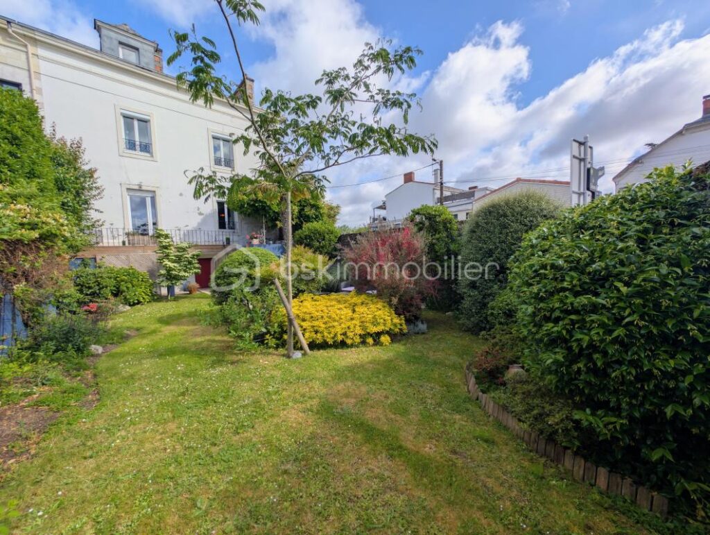 MAISON DE MAITRE RENOVEE – BORDS DE LOIRE – 7 pièces – 5 chambres – 198 m²