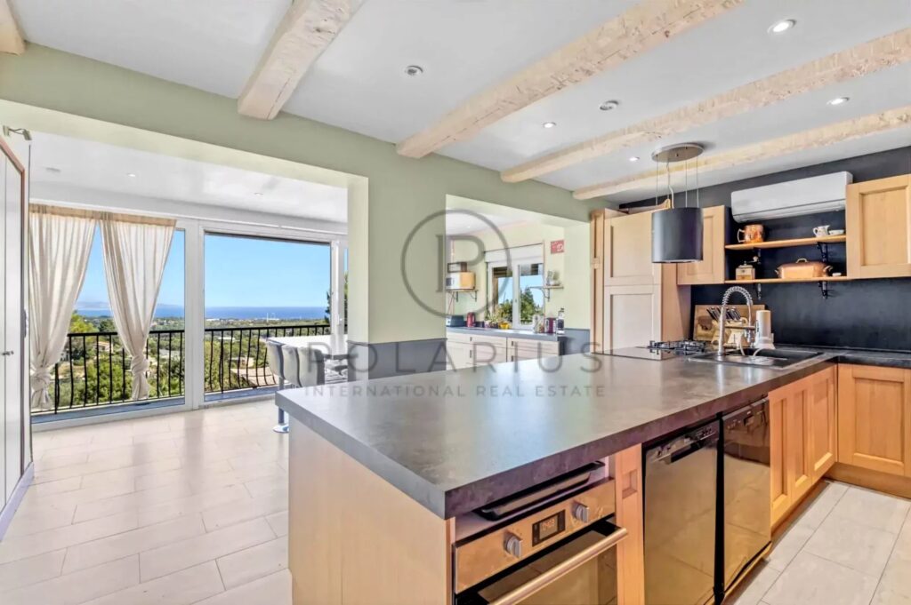 Villa de luxe avec vue sur la mer à vendre à Antibes – 6 chambres, piscine et appartement d&rsquo;invités – 9 pièces – 6 chambres – 350 m²