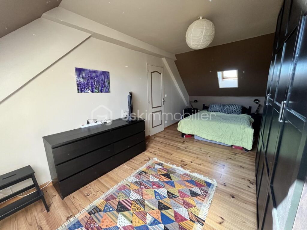 Magnifique maison familiale contemporaine en lisière de la Forêt des Bertranges avec double carport et garage – 7 pièces – 5 chambres – 180 m²