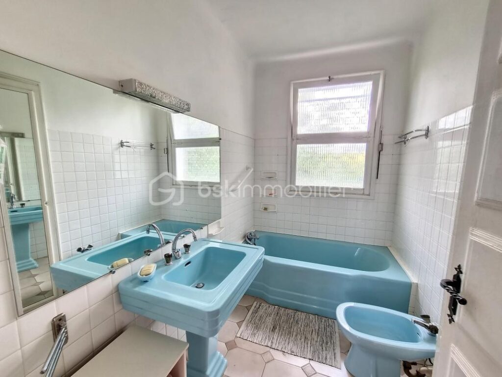 A VENDRE MAISON DE CARACTERE DE 278M² SUR TERRAIN DE 1562M² DONT UNE PARTIE CONSTRUCTIBLE A CERET – CENTRE VILLE – PROCHE DE TOUS LES COMMERCES ET DES ECOLES A PIED – AUCU VIS A VIS – PROCHE DU STADE – 11 pièces – 6 chambres – 278 m²